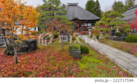 秋の信州中野市 黒屋根の西迎寺 紅葉の庭園に伸びる参道 122717594