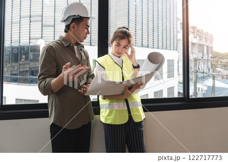 The chief engineer has a stress discussion with the engineering team about the construction project plan and work plan. The chief engineer has a stress discussion with the engineering team about the construction project plan and work plan. 122717773