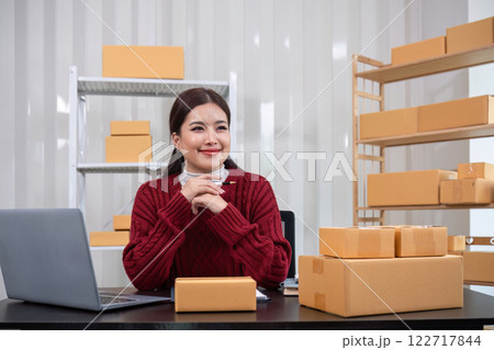 SME business entrepreneurs small in asia Write shipping information on a cardboard box in my home office. Small business operators preparing to ship to customers 122717844