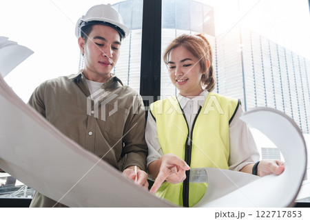 The chief engineer is discuss with the engineering team the construction project plan and work plan. The chief engineer is discuss with the engineering team the construction project plan and work plan. 122717853