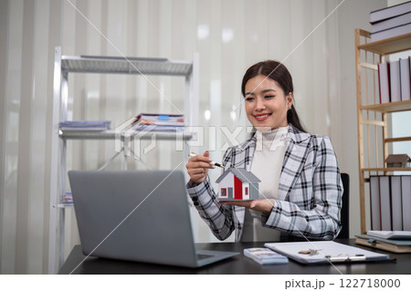 real estate broker Agents deliver sample homes and house keys to customers. The concept of buying and selling houses and real estate. 122718000