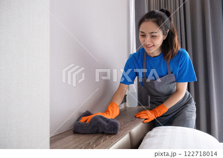 beautiful cleaning lady Clean and prepare the bedding on the bed diligently. beautiful cleaning lady Clean and prepare the bedding on the bed diligently. 122718014