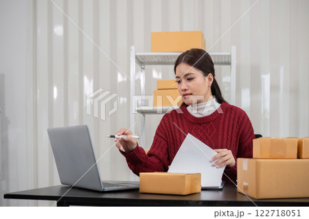 SME business entrepreneurs small in asia Preparing cardboard boxes in home office Small business operators preparing to ship to customers 122718051