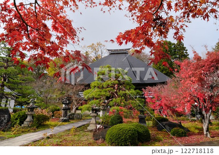 秋の信州中野市 黒屋根の西迎寺に紅葉がよく似合う 秋の信州中野市 黒屋根の西迎寺に紅葉がよく似合う 122718118