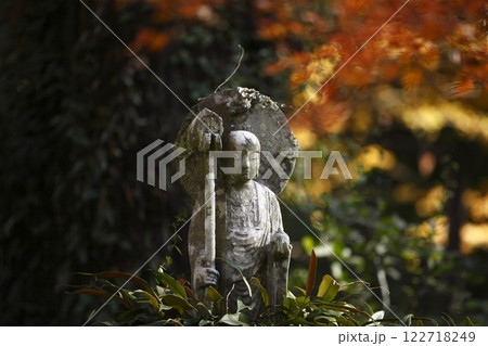 三千院の紅葉とお地蔵様 122718249