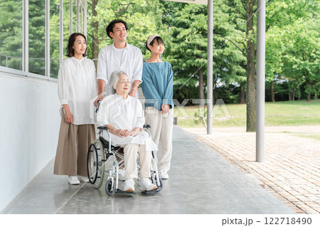 老人ホーム・介護施設・病院にお見舞いに来た家族・ファミリー・三世代家族 老人ホーム・介護施設・病院にお見舞いに来た家族・ファミリー・三世代家族 122718490