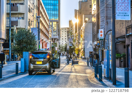 大田区蒲田の都市風景　蒲田駅　さかさ川通り 122718798