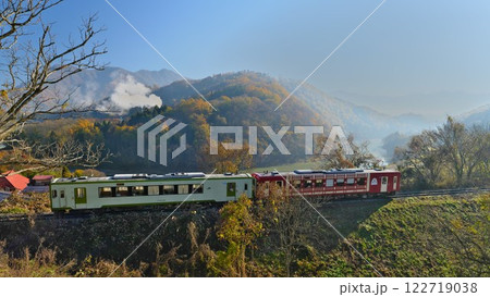 晩秋の信州中野市 千曲川沿いを走るJR飯山線のローカル列車おいこっと 122719038