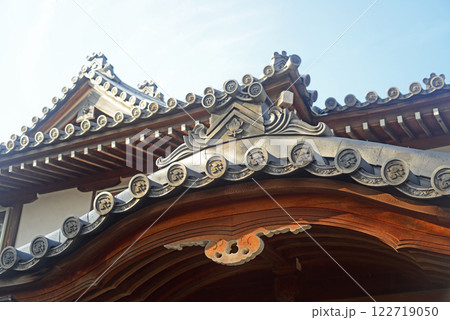 小豆島土庄町西光寺本堂の瓦屋根 小豆島土庄町西光寺本堂の瓦屋根 122719050