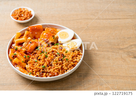 Korean instant noodles with Korean rice cake and fish cake and boiled egg 122719175