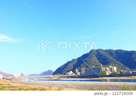 岐阜県岐阜市、長良川温泉と金華山の風景 122719209