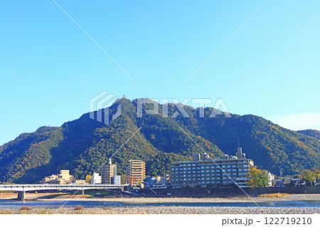 岐阜県岐阜市、長良川温泉と金華山の風景 122719210