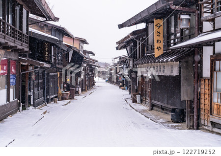 《長野県》雪が降る奈良井宿・木曽の宿場町 122719252