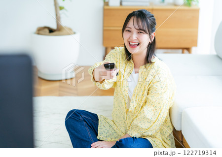 リビングでテレビを見る若い女性 リビングでテレビを見る若い女性 122719314