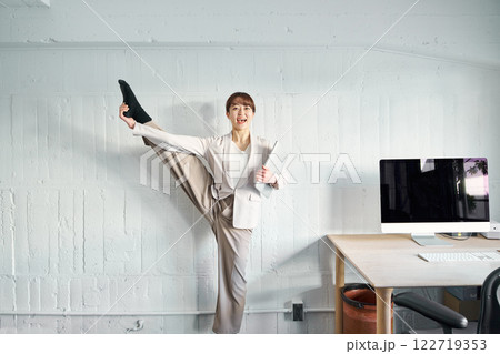 片足を上げる女性 片足を上げる女性 122719353