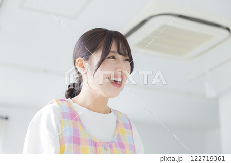 笑顔の若い保育士 122719361