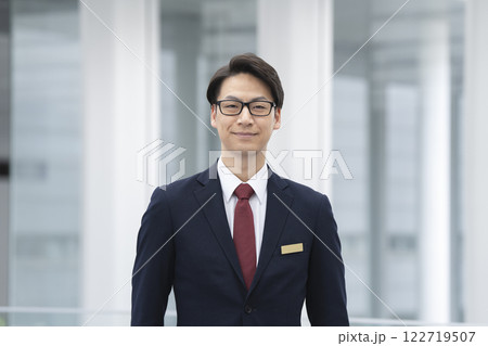 40代のビジネスマン カメラ目線 フロントスタッフ コンシェルジュ イメージ 40代のビジネスマン カメラ目線 フロントスタッフ コンシェルジュ イメージ 122719507