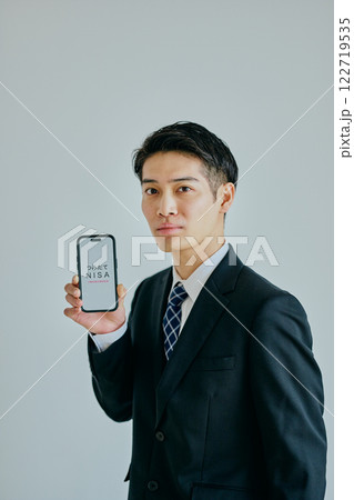 スマホを持つ20代の若い男性 スマホを持つ20代の若い男性 122719535