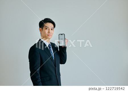 スマホを持つ20代の若い男性 122719542
