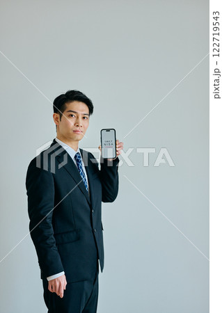 スマホを持つ20代の若い男性 122719543