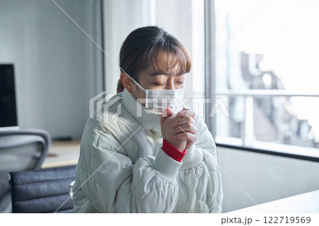 寒すぎるオフィスで凍える女性 122719569