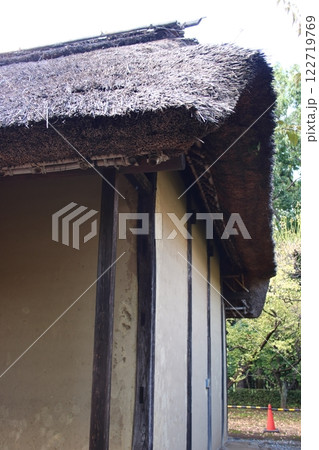 茅葺き屋根と土壁 122719769