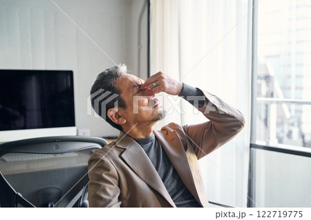 目が疲れる男性 目が疲れる男性 122719775