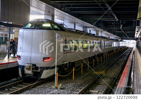 京都駅ホームに停車中の287系特急きのさきと特急まいづる 122720098