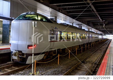 京都駅ホームに停車中の287系特急きのさきと特急まいづる 122720099