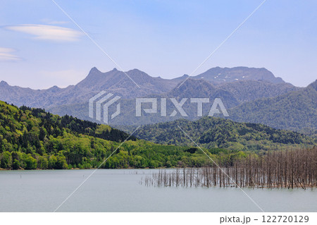 北海道夕張市、新緑に覆われる春の夕張岳・前岳とシューパロ湖【5月】 122720129