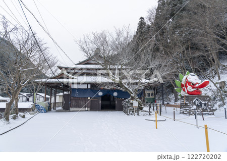 雪が積もった叡山電鉄鞍馬駅　鞍馬天狗　大天狗 122720202