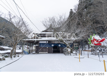 雪が積もった叡山電鉄鞍馬駅　鞍馬天狗　大天狗 122720203