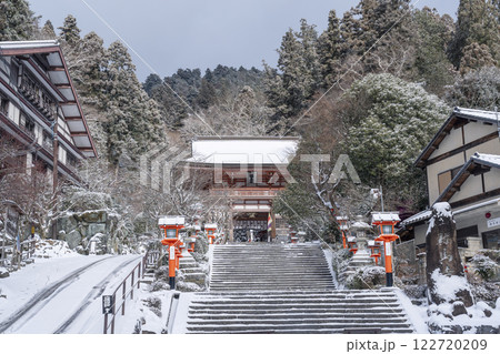 冬の京都　鞍馬寺　仁王門 122720209