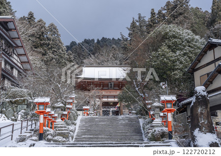 冬の京都　鞍馬寺　仁王門 122720212