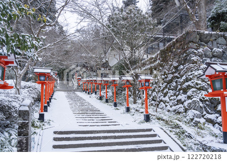 冬の京都 鞍馬寺 九十九折り参道 石段と灯篭 冬の京都 鞍馬寺 九十九折り参道 石段と灯篭 122720218