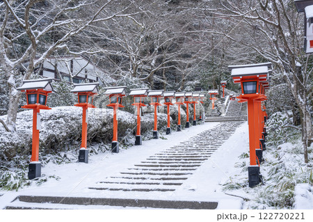冬の京都　鞍馬寺　九十九折り参道　石段と灯篭 122720221