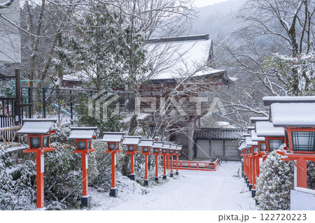 冬の京都　鞍馬寺　九十九折り参道　石段と灯篭 122720223