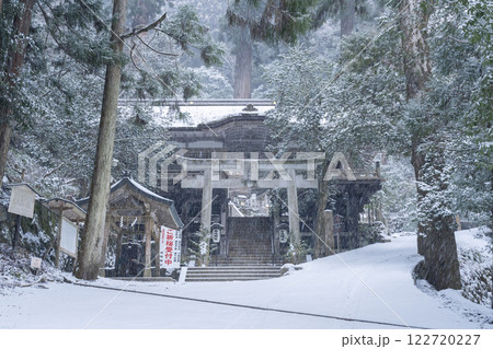 雪が積もった鞍馬寺参道 由岐神社(靫明神) 荷拝殿 雪が積もった鞍馬寺参道 由岐神社(靫明神) 荷拝殿 122720227