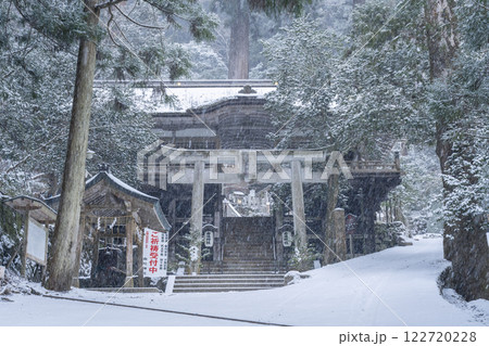 雪が積もった鞍馬寺参道 由岐神社(靫明神) 荷拝殿 雪が積もった鞍馬寺参道 由岐神社(靫明神) 荷拝殿 122720228