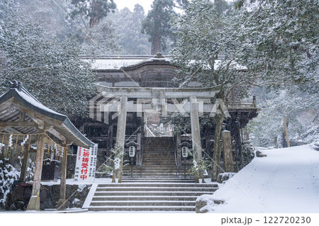 雪が積もった鞍馬寺参道　由岐神社（靫明神）　荷拝殿 122720230