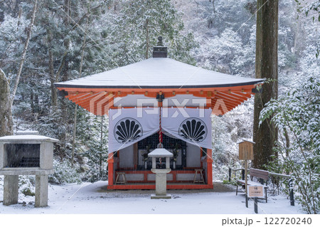 冬の鞍馬寺参道　川上地蔵堂 122720240