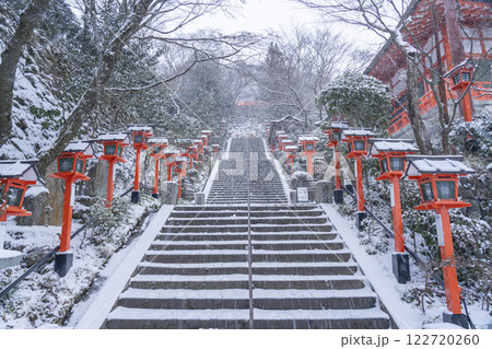 冬の鞍馬寺　九十九折参道　石段と灯篭 122720260