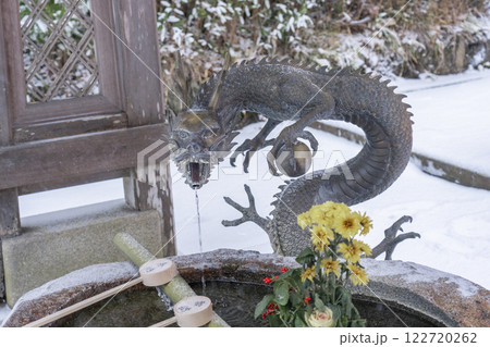 冬の鞍馬寺　転法輪堂前の手水舎の龍 122720262