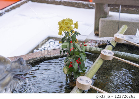 冬の鞍馬寺　転法輪堂前の手水舎の龍 122720263