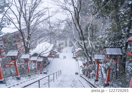 冬の鞍馬寺　九十九折参道　石段と灯篭 122720265