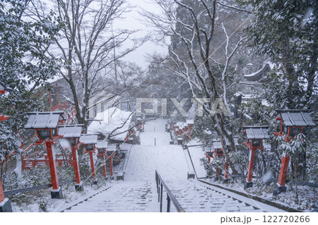 冬の鞍馬寺　九十九折参道　石段と灯篭 122720266