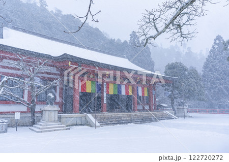 白銀の世界の鞍馬寺　本殿金堂・金剛床 122720272