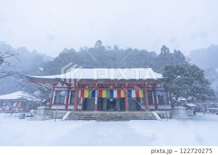 白銀の世界の鞍馬寺　本殿金堂・金剛床 122720275