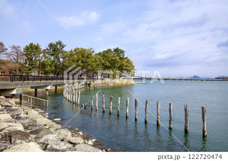 大津市、膳所城址公園と遠くに見える近江富士 122720474