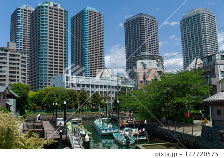 佃島の船溜まりと高層マンション 122720575